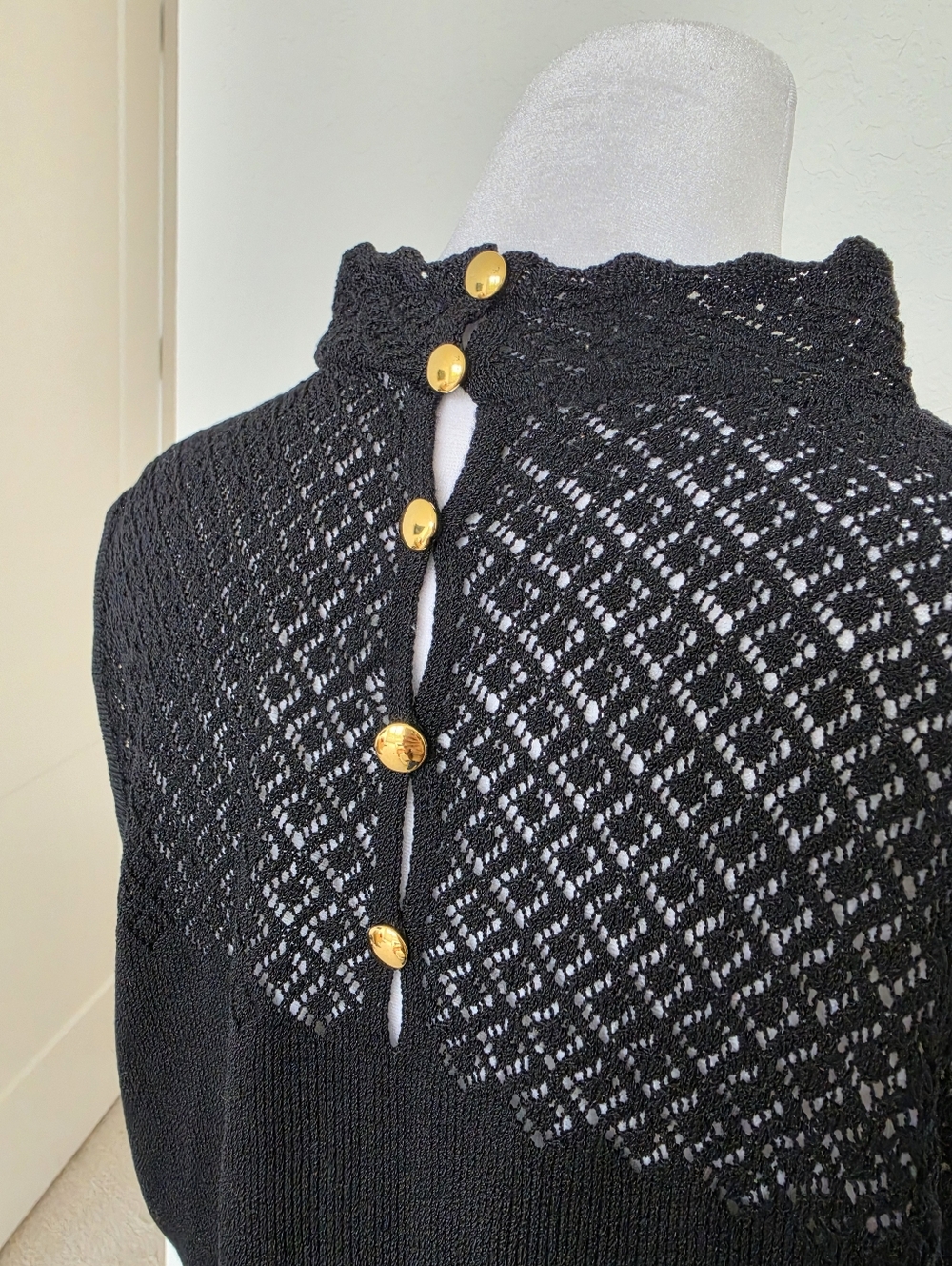 St. John Black Lace Knit Sleeveless Top Mock Neck Gold Button Back Luxury Top M - Picture 5 of 12
